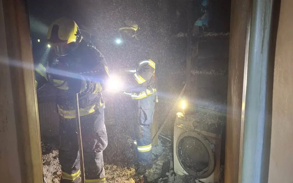 Noční požár domu v Mohelnici: plameny způsobily milionovou škodu