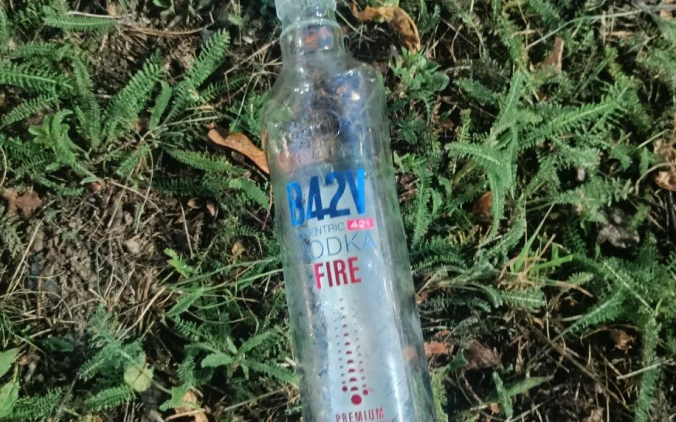 Strážníci našli odcizenou lahev vodky vedle spícího pachatele