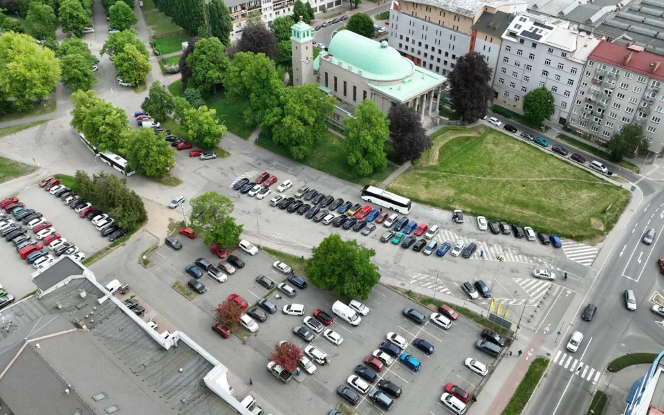 Parkoviště u Husova sboru v centru Olomouce