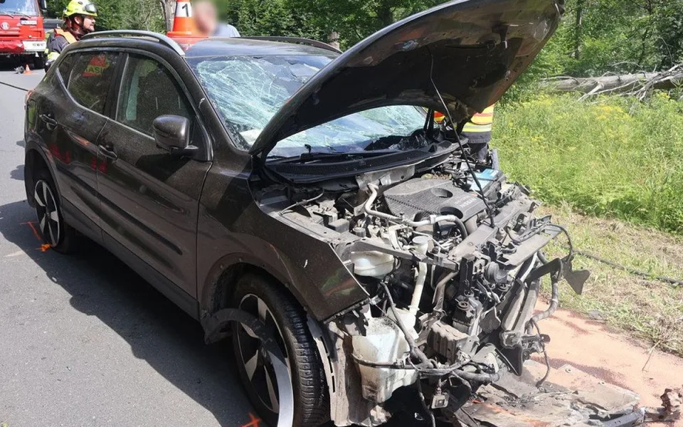 Postarší řidič dostal mikrospánek. Při čelním střetu se na Jesenicku se zranilo pět lidí