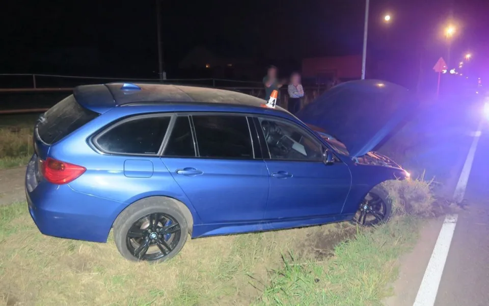 Mladá řidička nezvládla kvůli vysoké rychlosti BMW. Na Šumpersku vyletěla ze silnice a smetla značku