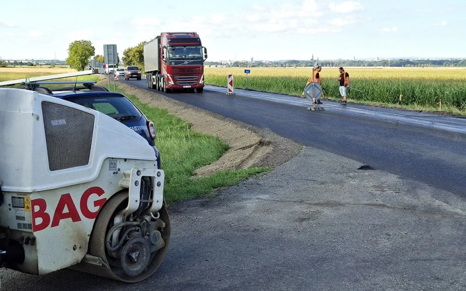 Silnice mezi Olomoucí a Šternberkem se na dva dny zavře. Na objížďky musí i kamiony