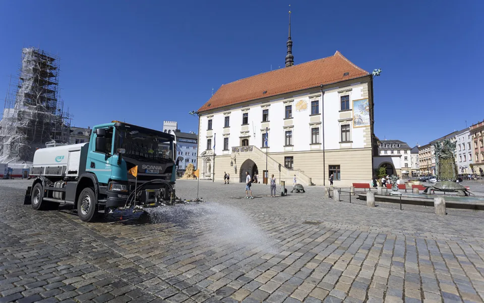 Kropící vůz projíždí přes Horní náměstí v Olomouci