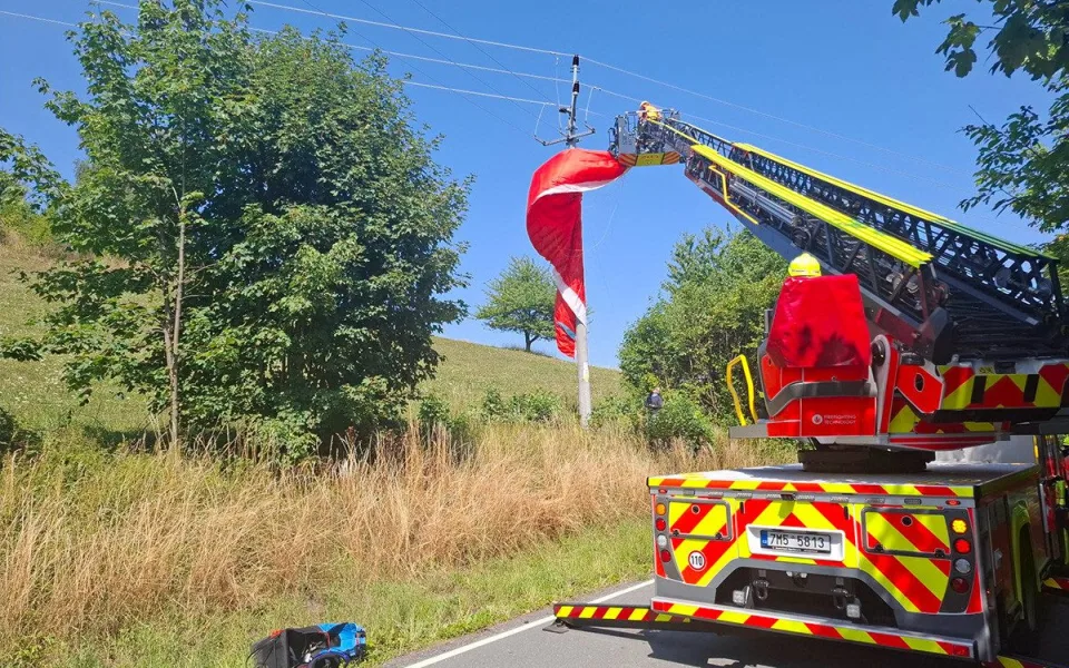 Paraglidista se na Šumpersku zamotal do elektrického vedení. Vysvobodili ho hasiči