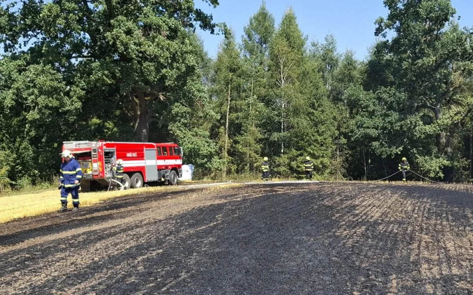 Hrozba požárů narůstá. Hasiči krotí plameny v extrémní zátěži