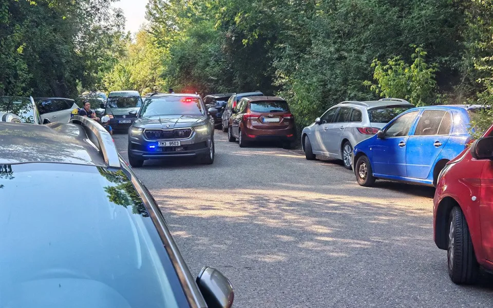 Policisté řešili nedovolené parkování desítek řidičů u jezera Poděbrady na Olomoucku