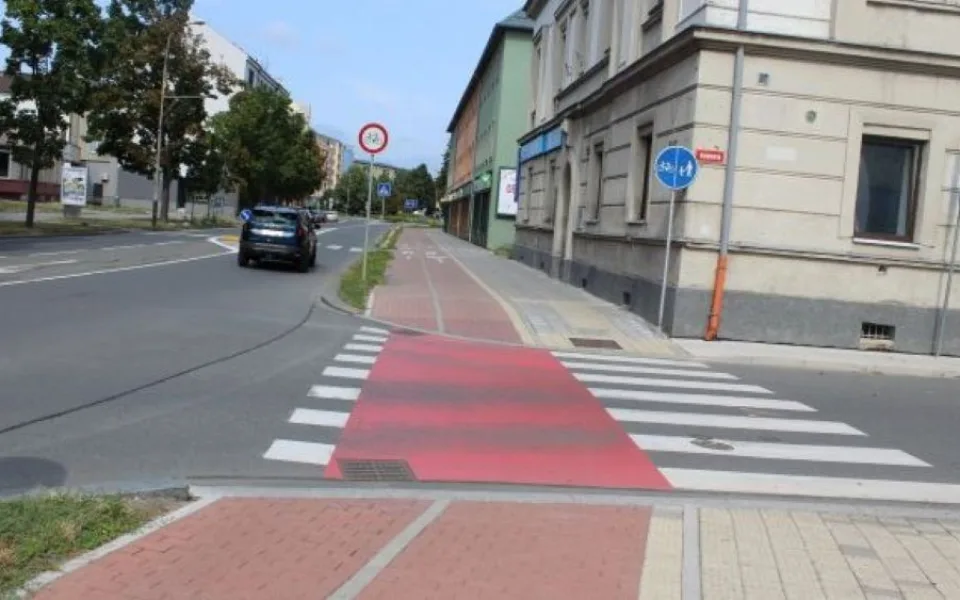 Policie hledá cyklistu, který na přejezdu v Přerově narazil do auta a upadl. Pak se omluvil a odjel