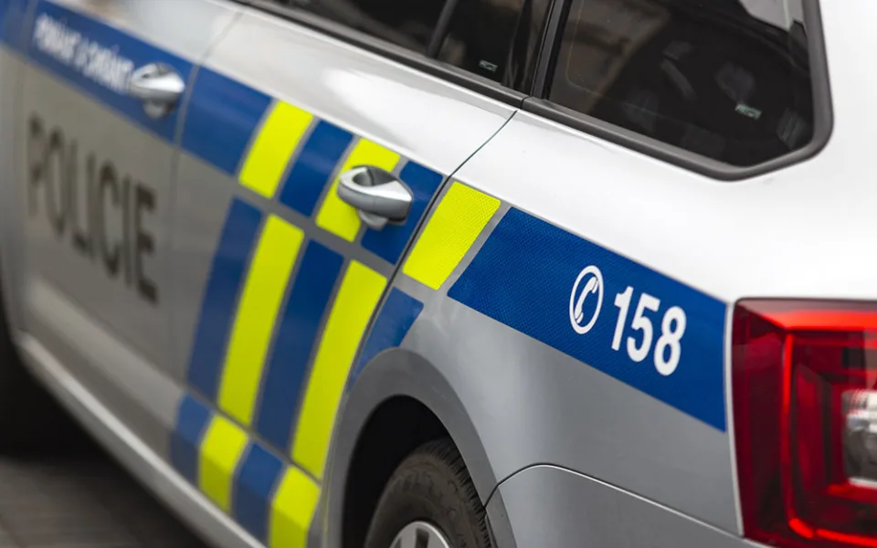 Policie pátrala po devětadvacetiletém násilníkovi z Hranicka. Nesnažte se ho zadržet, varovala