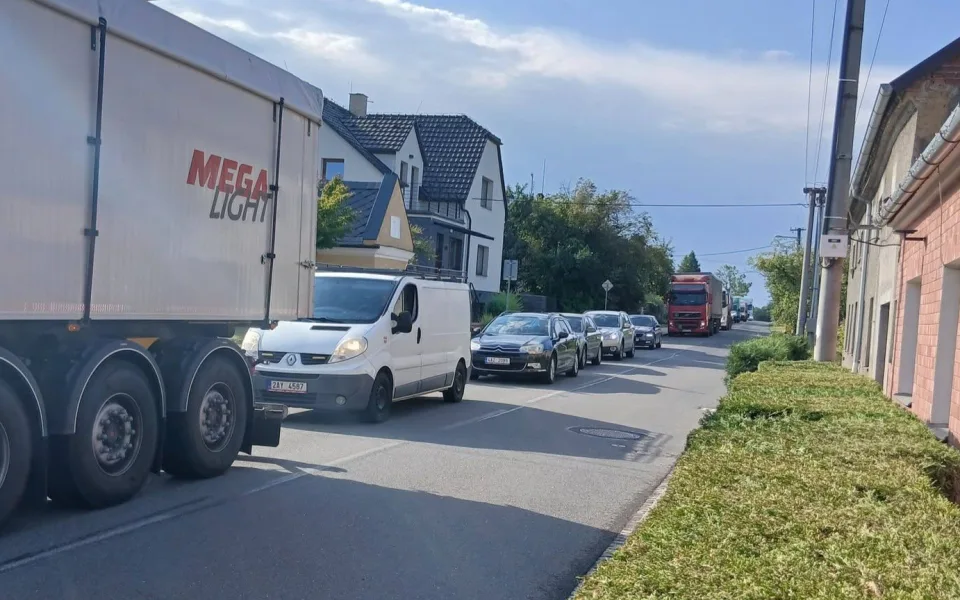 Kolony v Bělkovicích. Frekventovaný tah na Šternberk na dva dny uzavřela oprava