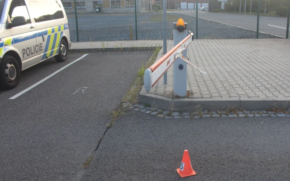 Řidička nezvládla parkování. Nabourala závoru, další dvě auta a skončila v nemocnici