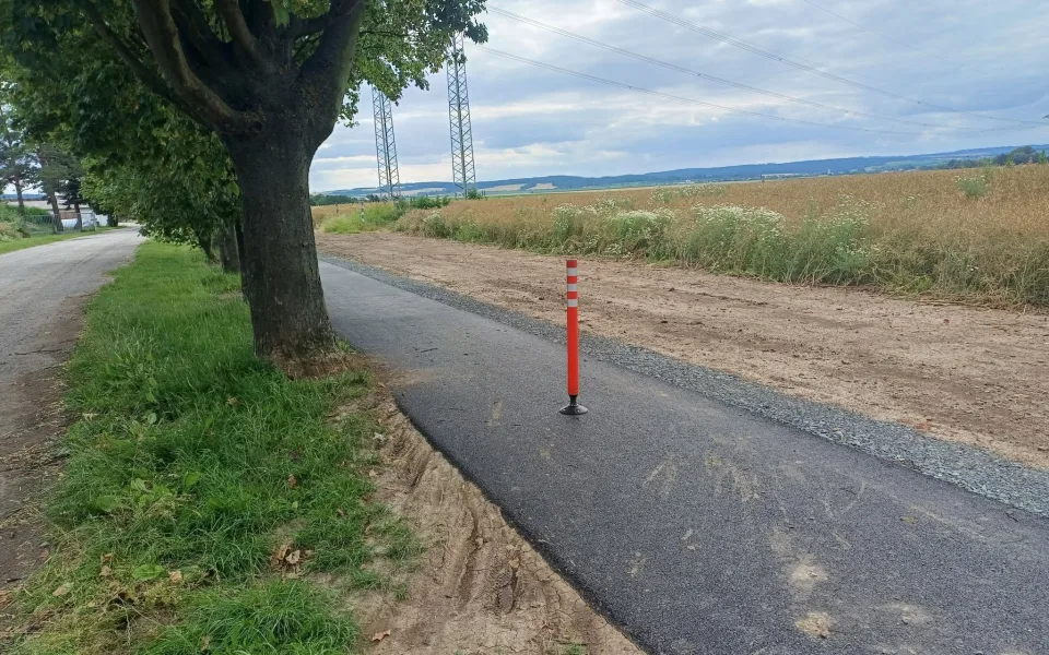 Vandal šel na sloupek na cyklostezce u Těšetic s úhlovou bruskou. Řádí zde opakovaně
