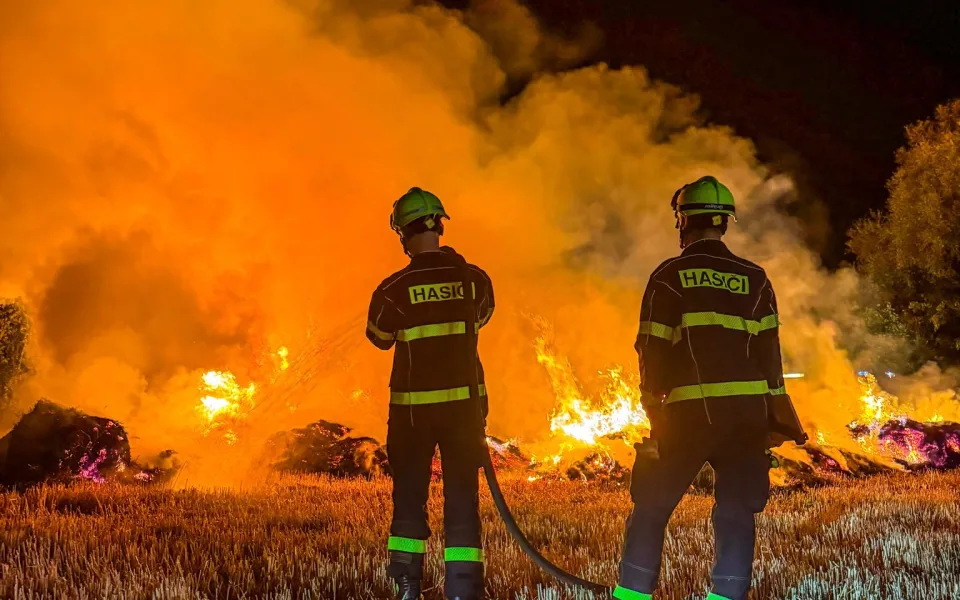Hasiči se v noci nezastavili. V Bedihošti hořel stoh slámy, v Tršicích les