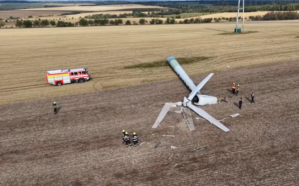 Trosky jsou pryč. Materiál ze zřícené větrné elektrárny z Přerovska čeká recyklace