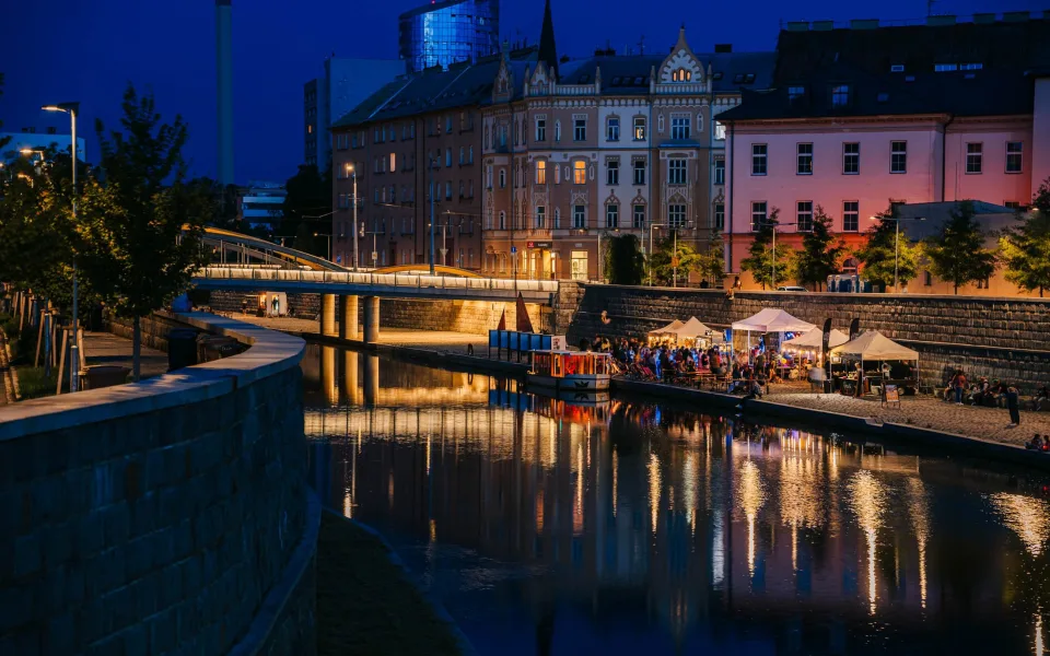 Gastronomické zážitky a atmosféra jako u moře. Náplavka v Olomouci se loučí s létem