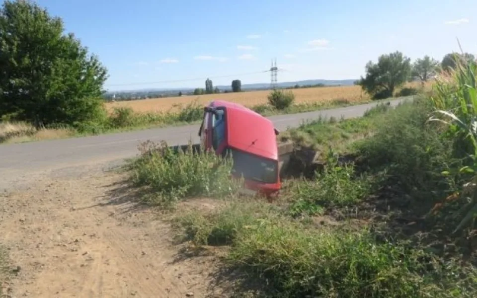 Silně opilý řidič se na Prostějovsku netrefil na polní cestu. Skončil v příkopu