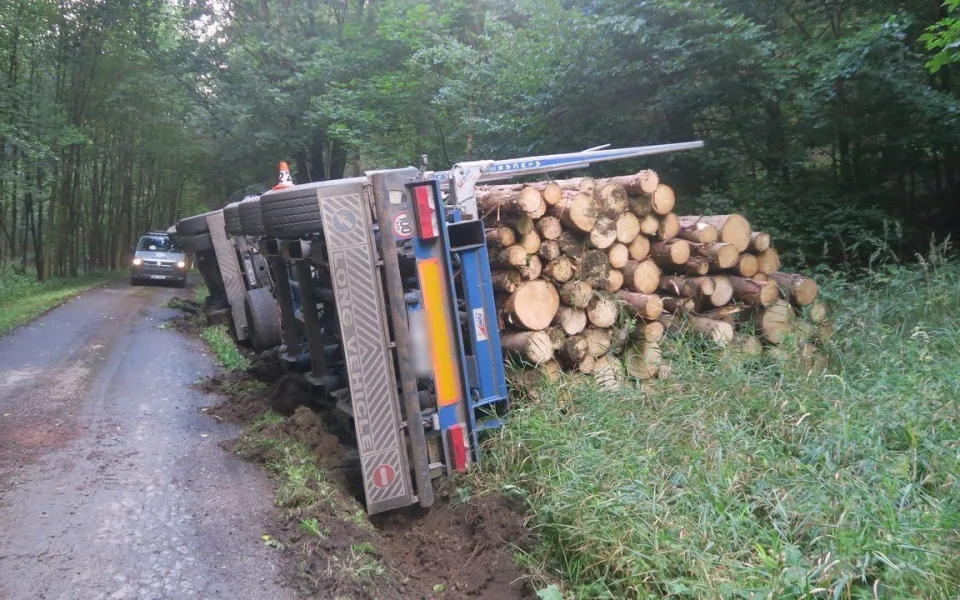 Řidič na Šumpersku převrátil mnohatunovou soupravu se dřevem. Naštěstí se nezranil