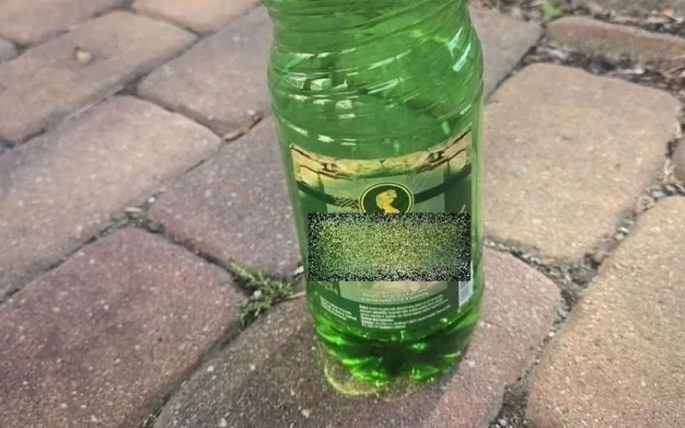Žena nestihla vypít dva litry vína, když šli strážníci. O láhev se pak s nimi tahala