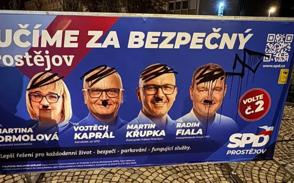 Vulgarity, výzvy k smrti, hákové kříže. Vandal ničil předvolební plakáty v Prostějově