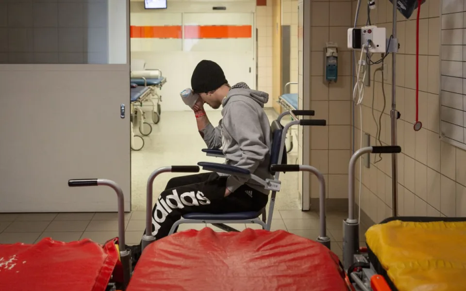 Příjezd sanitkou na urgentu neznamená přednost. Klip FN Olomouc rozvířil debatu