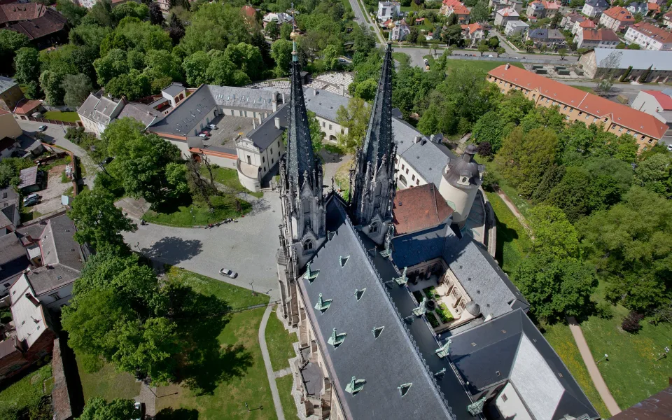 Kostelník volal o pomoc: polonahý muž na pervitinu děsil věřící v Olomouci