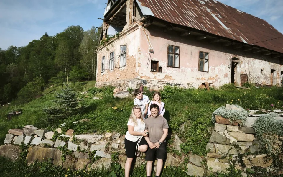 Povodeň jim vzala dům krátce po svatbě. Rodině Trnčákových pomohl Člověk v tísni