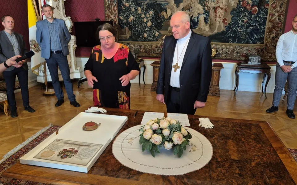 Rodina darovala arcibiskupství cennou pergamenovou listinu a vzácnou pečeť